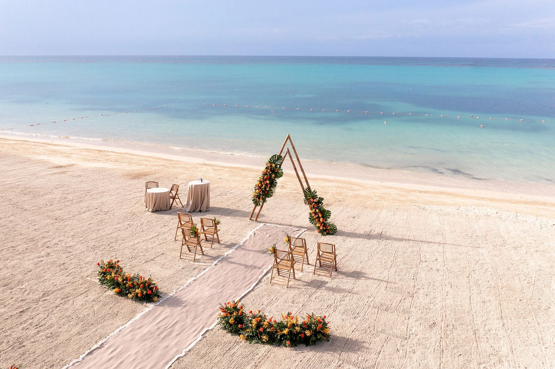 Beach Wedding: Inspiration, Venues & Tips from Experts