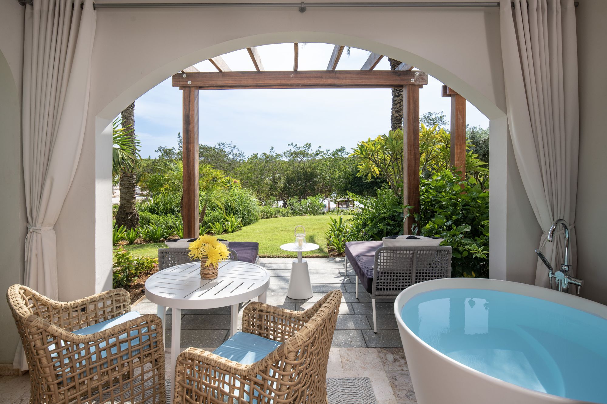 wbc-tub-sandals-royal-curacao-room