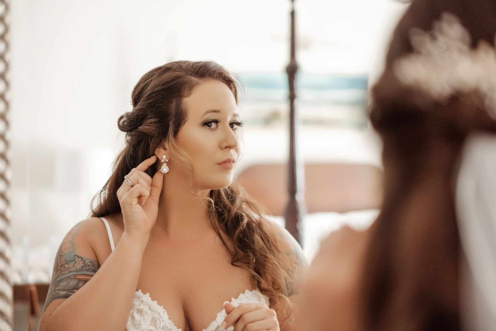 bride_fixing-earring_olga_sam